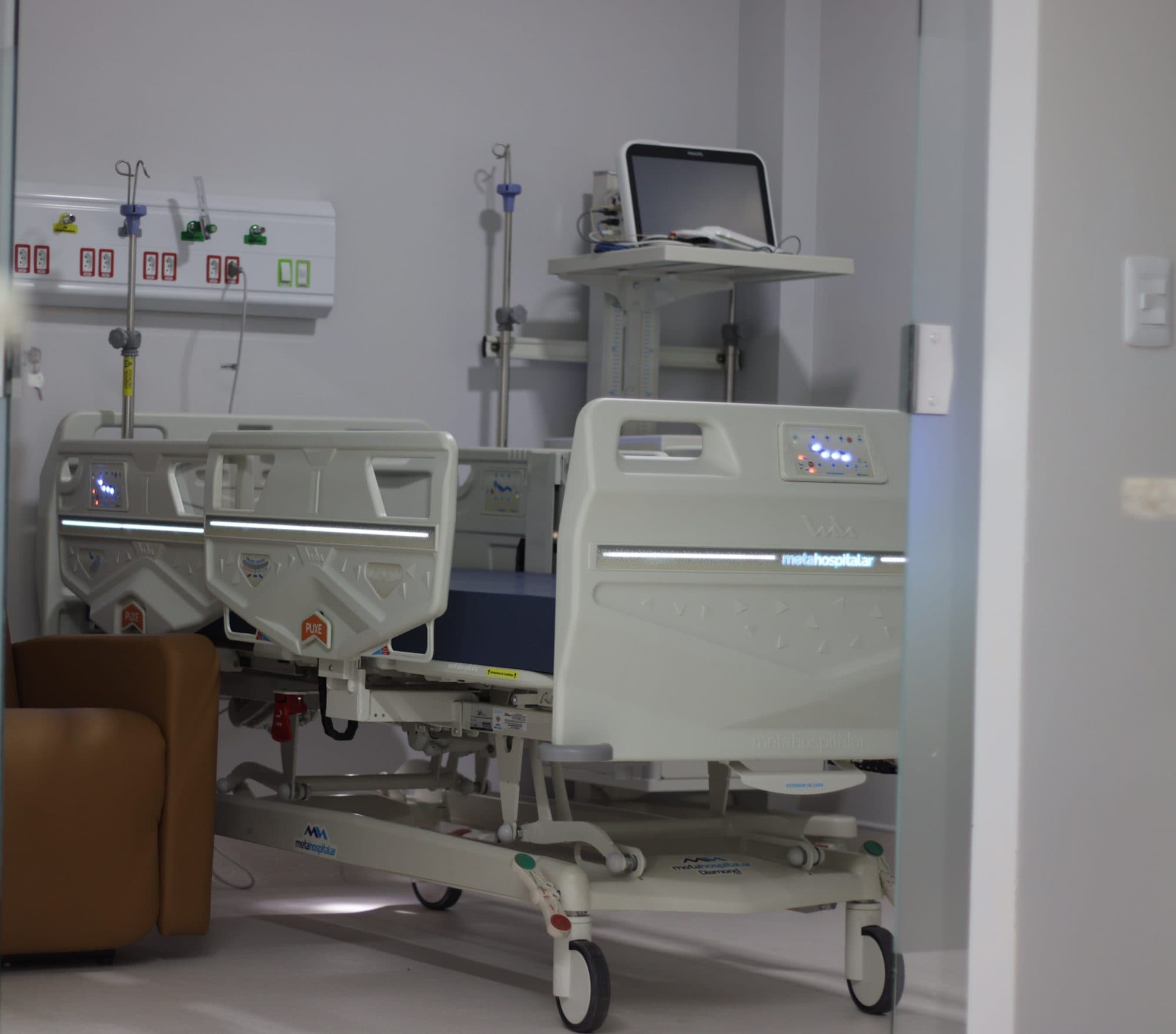 Leito de UTI adulto com cama elétrica, poltrona de acompanhante, réguas de gases e monitor