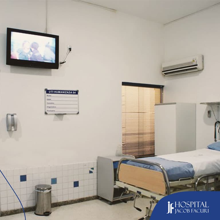 Leito de UTI adulto com monitor, ventilador e equipamentos de suporte